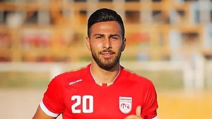 Amir Nasr-Azadani condenado a muerte por defender y apoyar la defensa de los derechos de las mujeres en Irán. No se puede entender que en el mundo continúe sucediendo estas barbaridades. Todo nuestro apoyo y solidaridad con el joven futbolista, y condena al régimen de Irán.