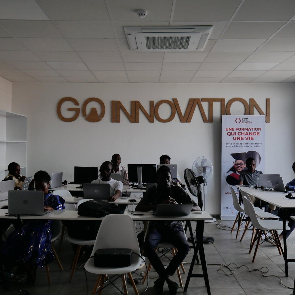 C'est la première école de ce type à s'implanter dans l'est de la République démocratique du Congo. La promotion 1 de la Goma Digital Academy a déjà commencé à étudier. Reportage Afrique - RFI 
rfi.fr/fr/podcasts/re…