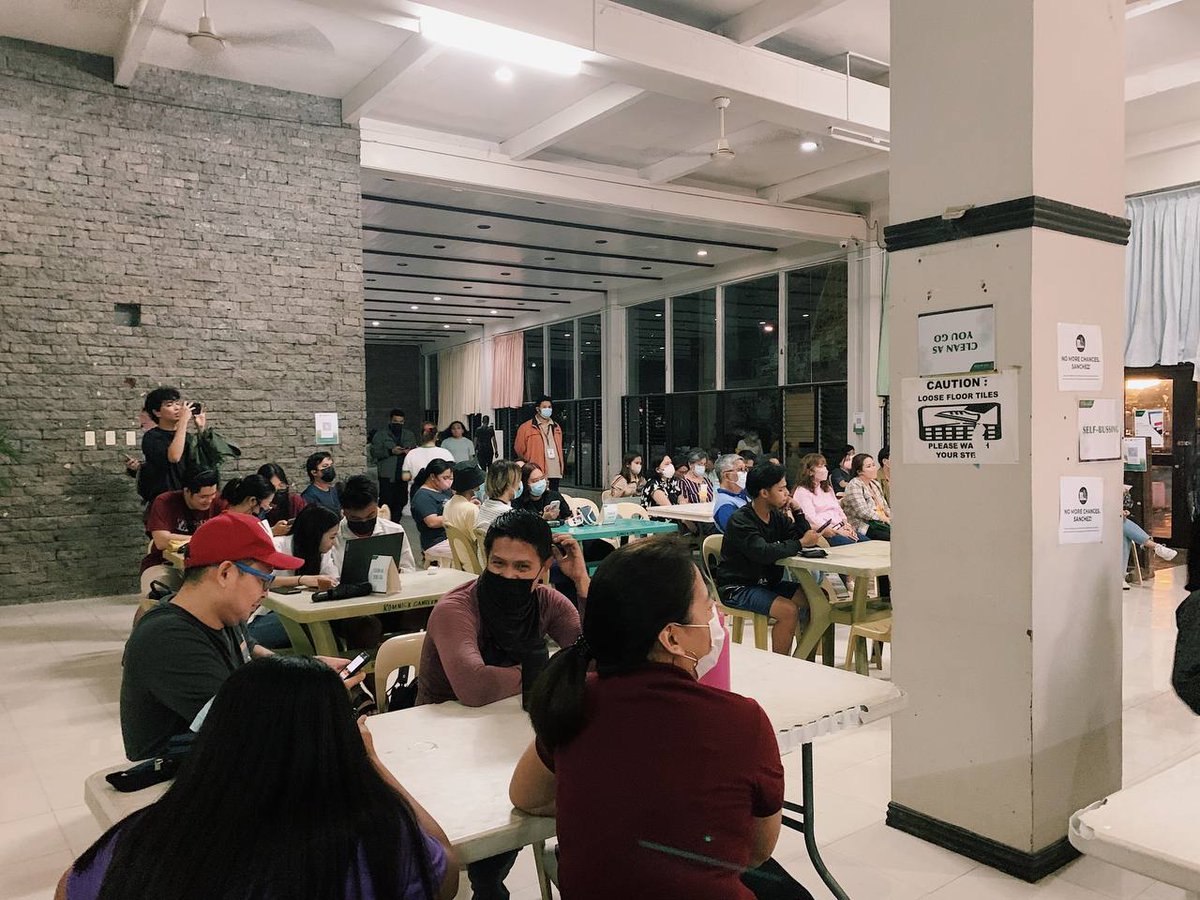 tanglawdevcom's tweet photo. Dumalo rito si UPLB Chancellor Jose Camacho Jr. at CDC Dean Ma. Stella Tirol. Mapupunta sa financial assistance para sa mga mag-aaral at kaguruan ang malilikom mula sa benefit concert.

📸: De Anne Pilapil

#TanglawCDC
#24CDC https://t.co/3I2qkVxGJF