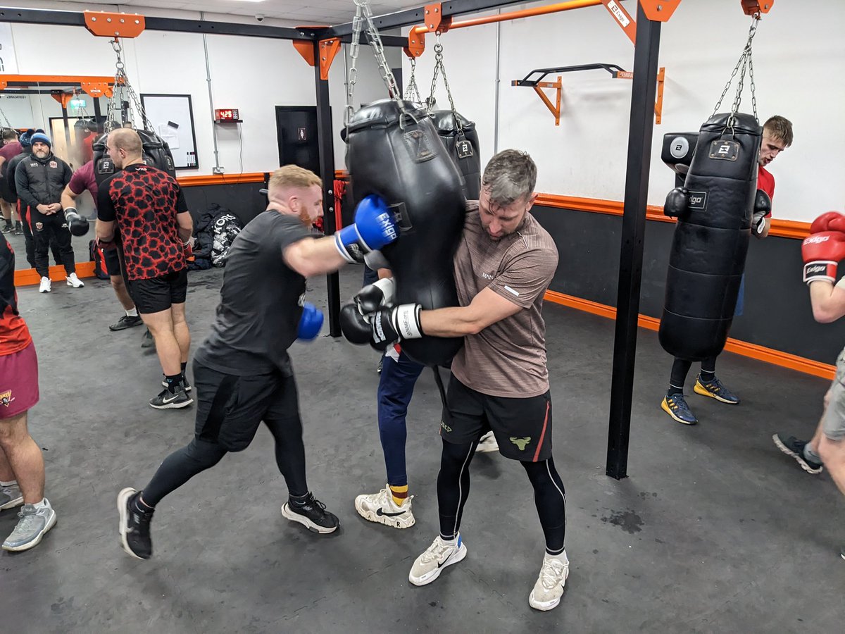 Roughyeds's tweet photo. Prep for the season stepped up a notch after the squad completed a training session led by former world champion boxer @ant_crolla.
The lads swapped the frozen pitch for the boxing ring & were put through their paces in the session at Crolla’s gym.
🔴⚪️
#OldhamRL #YedsTogether https://t.co/9TaA0autq0