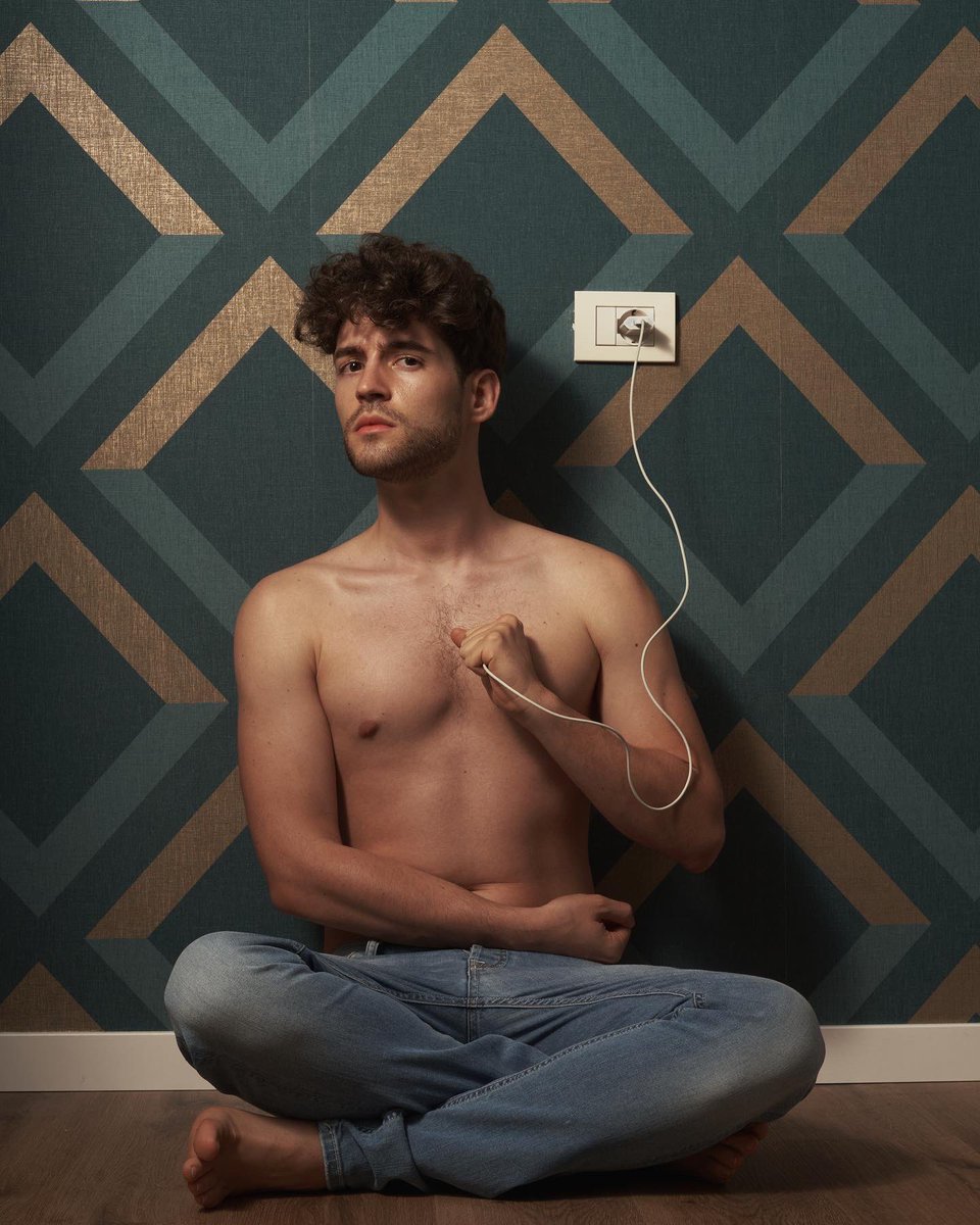 1095 GIORNI.

1095 giorni che mi sveglio la mattina e faccio musica.

E voi siete in ciascuno di questi giorni.
E io sono qui a ringraziarvi anche oggi, perché é da 1095 giorni che ho messo il cuore in carica.

Un giorno alla volta, grazie per la coerenza del vostro esserci 🧶