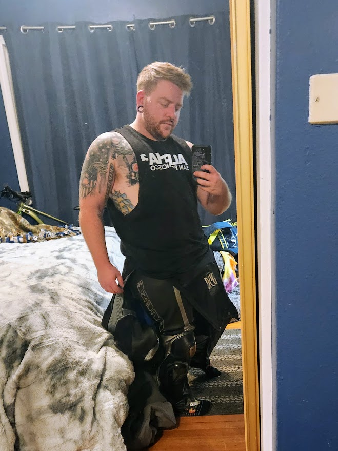rbrpup's tweet photo. Which version do you prefer? All the way in leathers, or halfway out? 😈🐾 https://t.co/qtEwZaNSWO