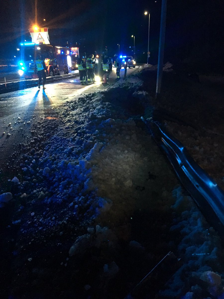 SMHI fortsätter att varna för ishalka i Dalarna under tisdagskvällen (20/12) och natten mot onsdag.
Om du inte absolut måste ut på vägarna så är det en bra idé att låta bilen stå.
[Dela gärna]