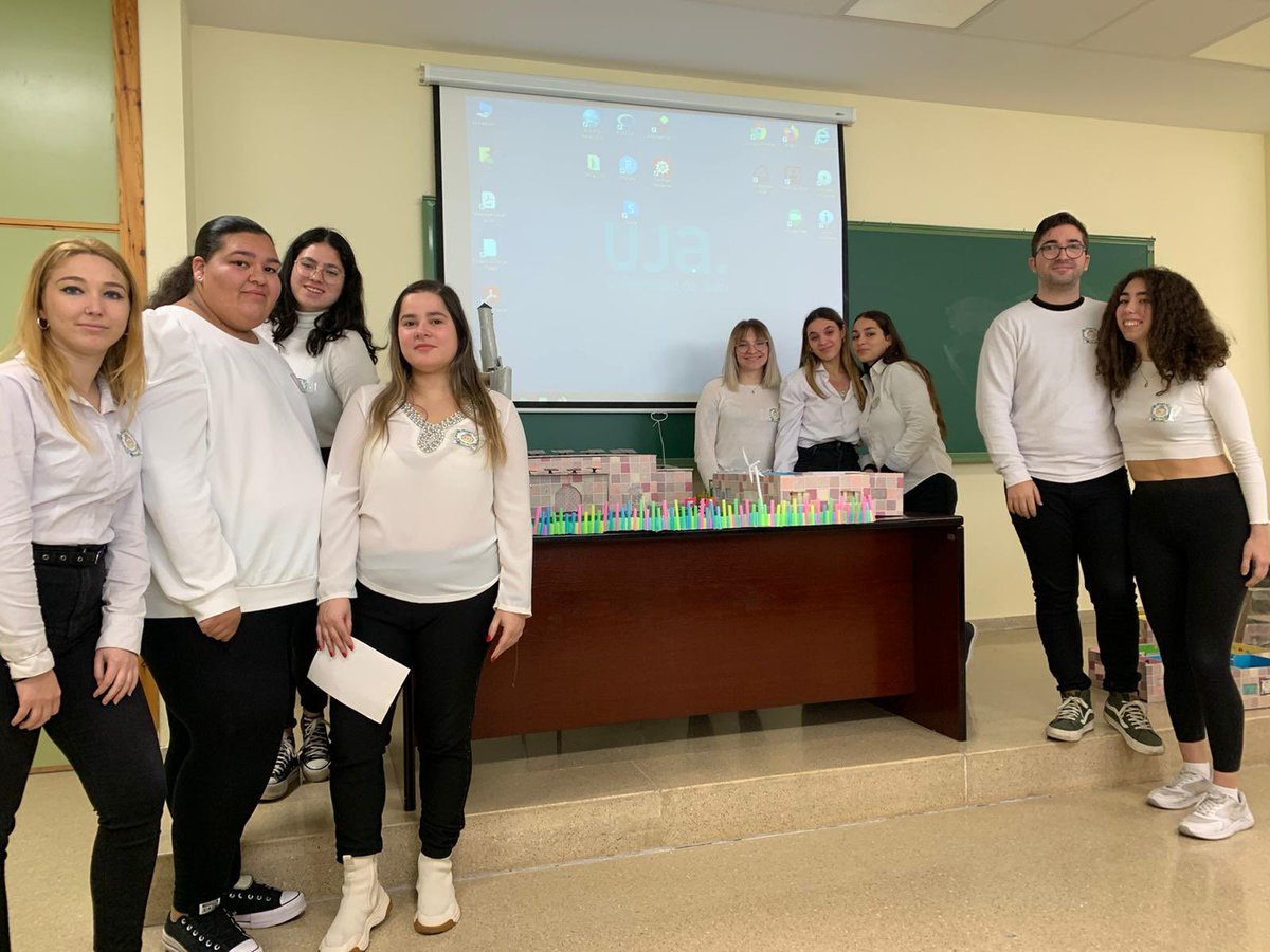 CEIPSomosMundo's tweet photo. Ya podemos decir que esta nuestro colegio expuesto. #sapereaude #educacion Desde C.E.I.P Somos Mundo estamos satisfechos con nuestro trabajo. https://t.co/xLC2olfYIM