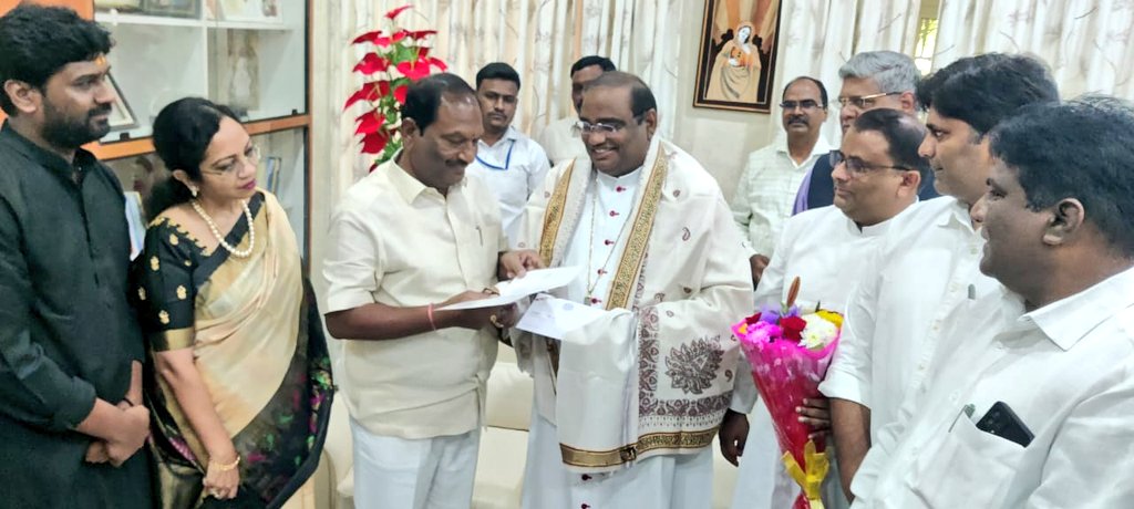 Koppulaeshwar1's tweet photo. 21న హైదరాబాద్ ఎల్బీస్టేడియం లో నిర్వహించనున్న క్రిస్మస్ వేడుకల్లో హాజరు కావాలని ఆర్చ్ బిషప్ ఆఫ్ హైదరాబాద్ 
కార్డినల్ పూల అంటోని, మెదక్ చర్చి బిషప్ పద్మారావు గారిని ఆహ్వాన���ంచడం జరిగింది. @TelanganaCMO
@BRSparty @KTRTRS https://t.co/RR8M4Mwcvo