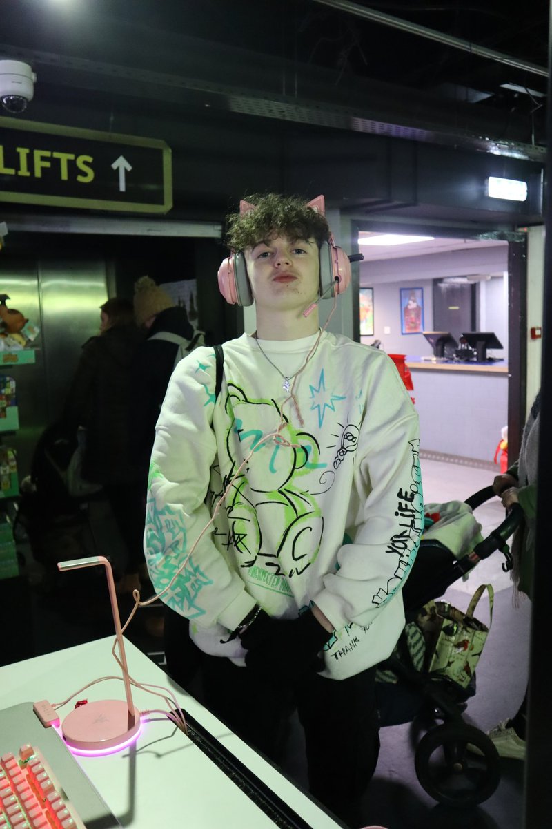 Hey .<a href="/Razer/">R Λ Z Ξ R</a> wanna hook ur boy up