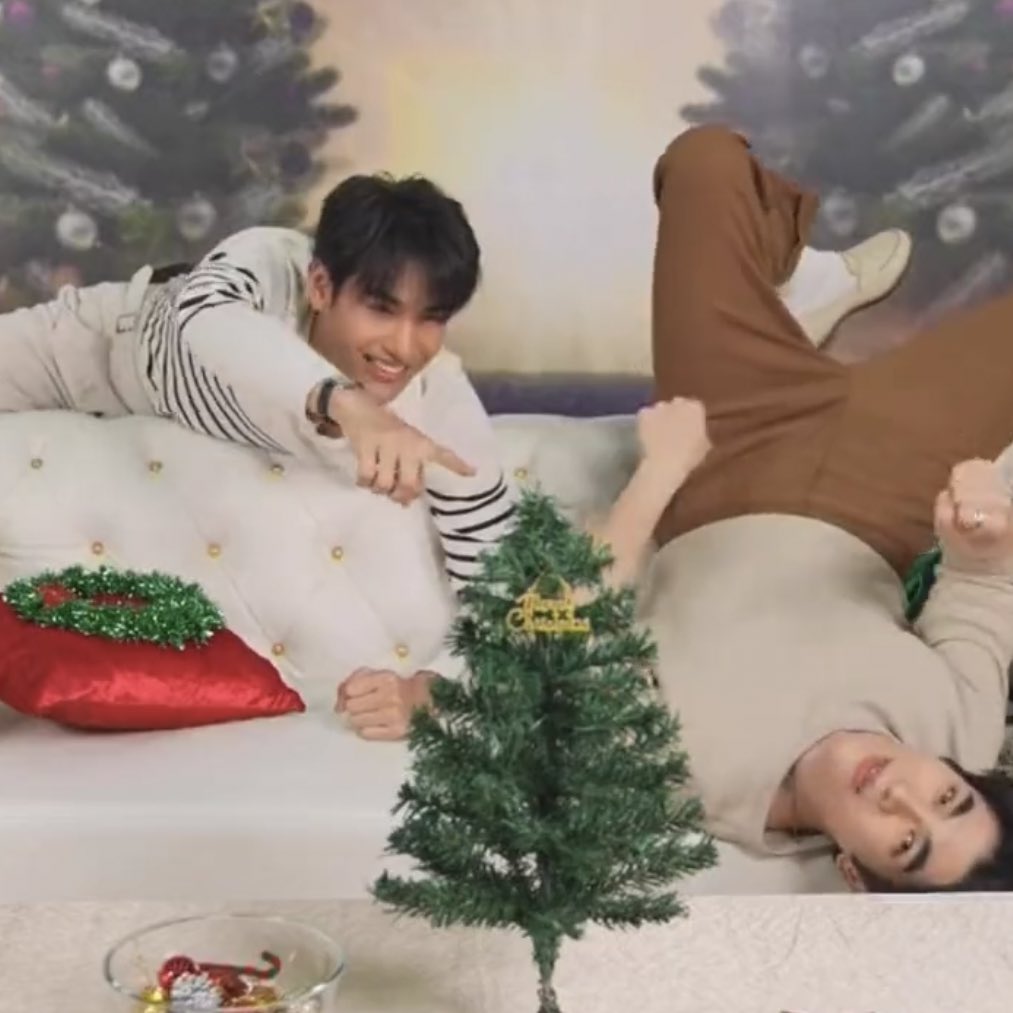baichawan's tweet photo. 5555555555555 มายอาโปหยุดสร้างตำนานที😂😂

| #SRICHANDXMASwithMileApo
| @Nnattawin1 ; @milephakphum https://t.co/pAwMqEUQGw