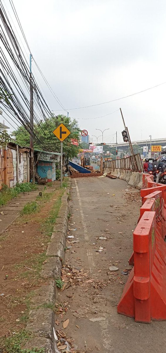 MirajFaris's tweet photo. Selamat malam mohon bantuan &amp; supportnya Pak @jokowi, Pak @ridwankamil &amp; @mas_triadhianto,  revitalisasi jln di alternatif cibubur mangkrak 1 tahun lbh, kami selaku pengguna jalan sangat terganggu imbas jln yg tdk kunjung selesau menjadi macet, terima kasih sebelumnya
@KemenPU https://t.co/jCw69o12bC