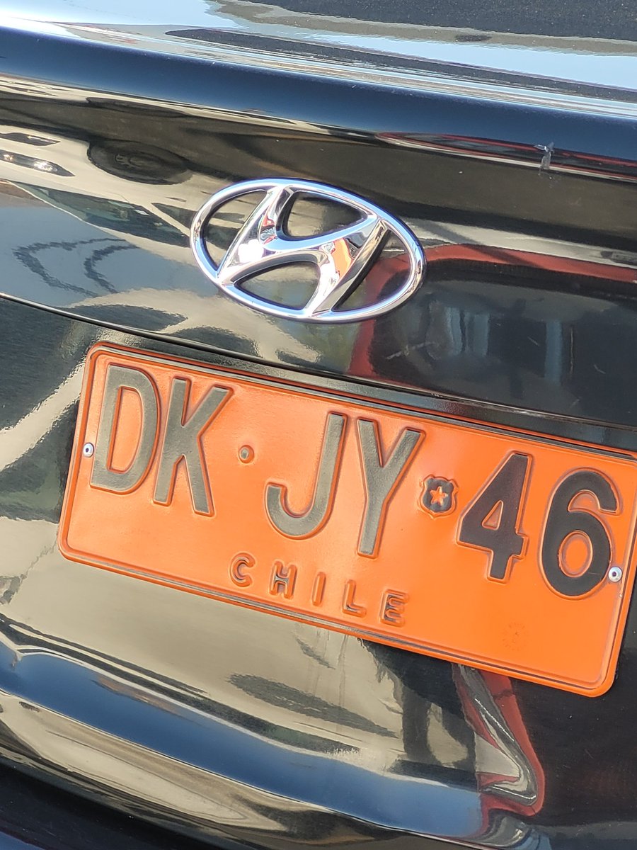 Carovas's tweet photo. @ParqueArauco mafia taxista afuera, dice que no enciende taximetro porque ustedes le cobran un fee por carrera. Este auto en particular, chofer toma rutas mas largas a proposito, habla por telefono mientras conduce e insulta al recibir pago con monedas. https://t.co/dnj313O0oc