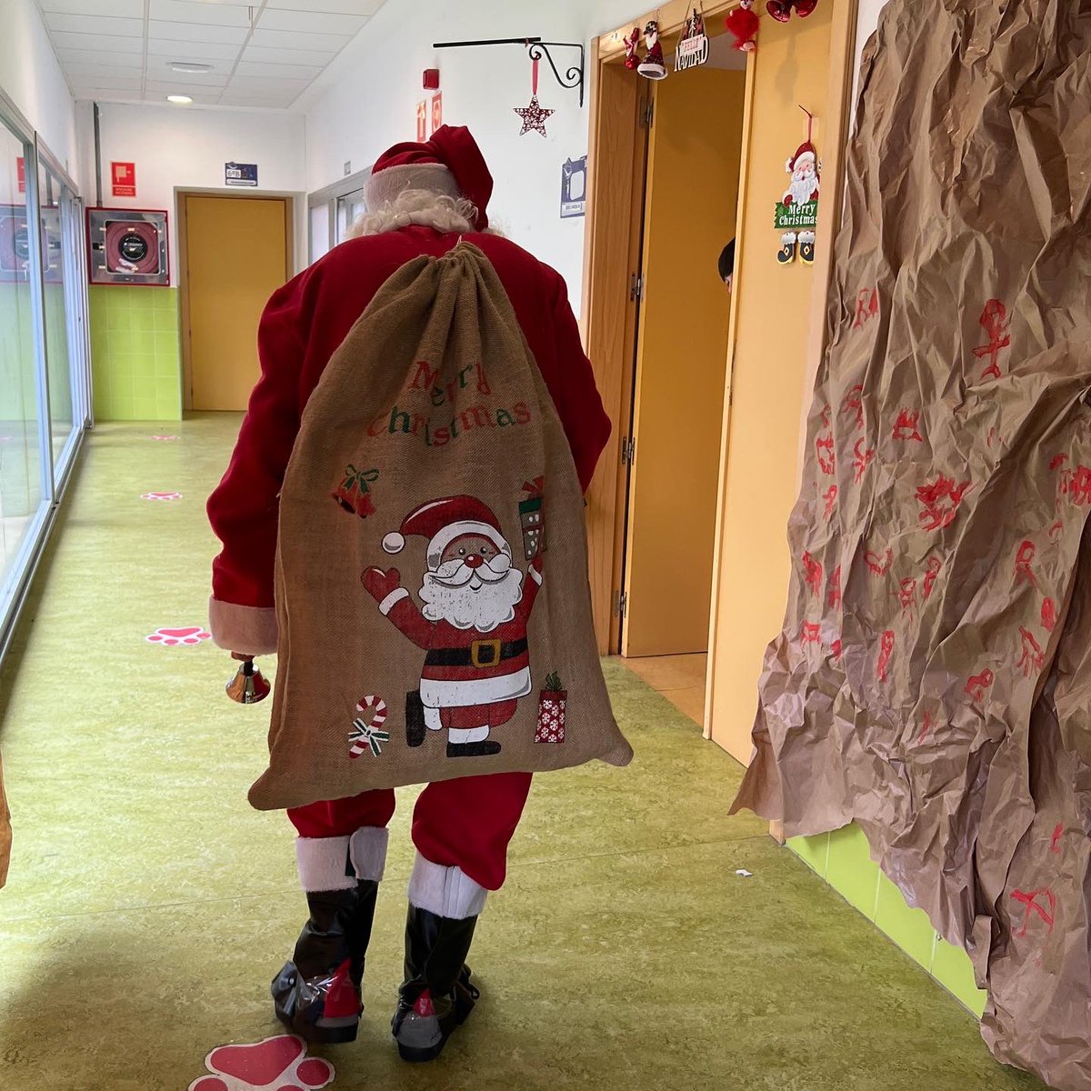 Todo un éxito la visita de #papanoel al colegio <a href="/CEIPLasVaguadas/">C.E.I.P Las Vaguadas</a> 🎅 
Papá Noel 🎁🎄 
#Badajoz #Navidad <a href="/ciudaddbadajoz/">Ciudad De Badajoz</a>