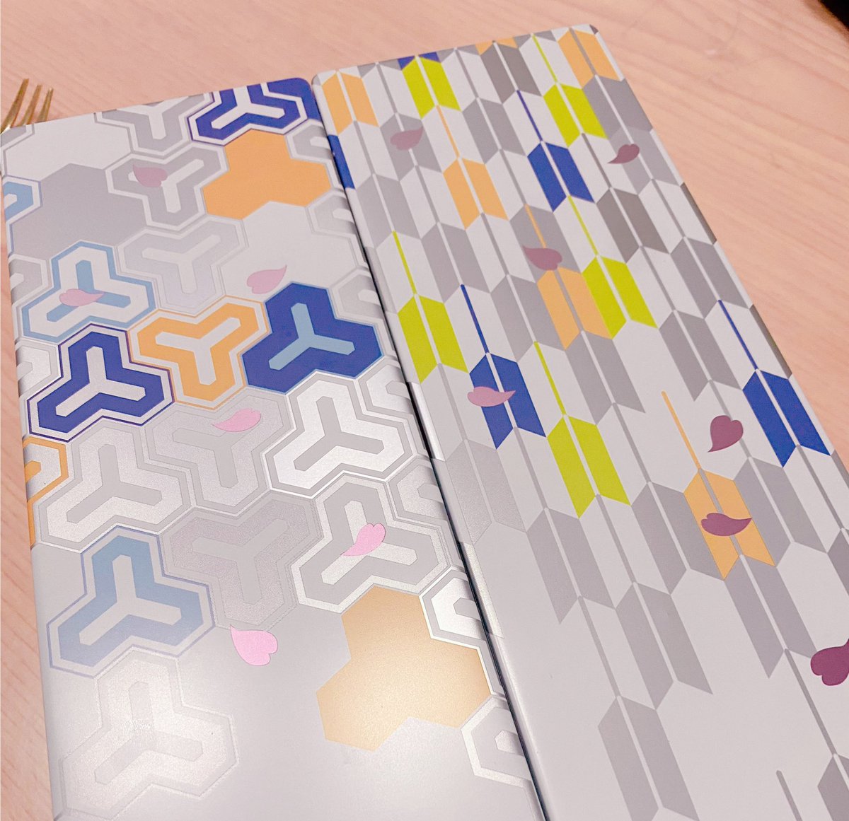 お世話になっている編集さんから頂いたお歳暮のお菓子美味しいかわいいです。ありがとうございました。
開封した時姪っ子がめちゃくちゃはしゃいで私以上に食べてたし「おうちに持って帰りたい…」って言ってたので分けました🍘 https://t.co/V6IImYJHku