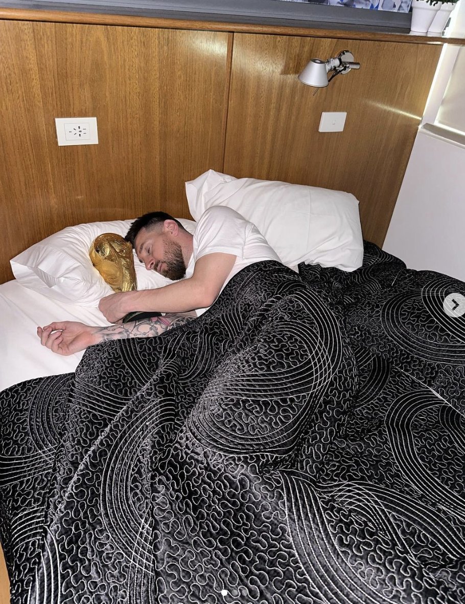 bir misafirliğe gitsem
bana temiz bir yatak yapsalar
her şeyi, adımı bile unutup, uyusam…