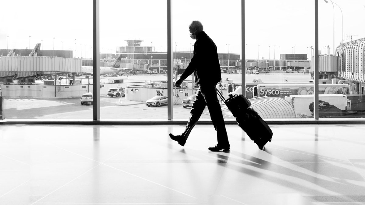 bobcooley's tweet photo. Preflight
#FujiX100V
1/2000@ƒ2-ISO400

#silhouette #geometry #walking #shadows #ohareairport #ord #horizion #patterns #fineart #artphotography #cinematic #documentary #photojournalism #streetphotography #blackandwhite #darkroom #grain #shadows #Fujifilm #bw #FujiAcros https://t.co/DvGJ7cAdda