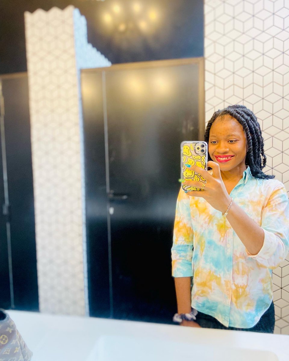 LorpuA's tweet photo. Sometimes, I look at my reflection in the mirror and be like: ‘Damn, I'm awesome!💕🔥

#blackgirl 
#BlackGirlMagic 
#mirrorselfie 
#mirrormirror 
#beautifulgirls https://t.co/XKMzsCdn6D
