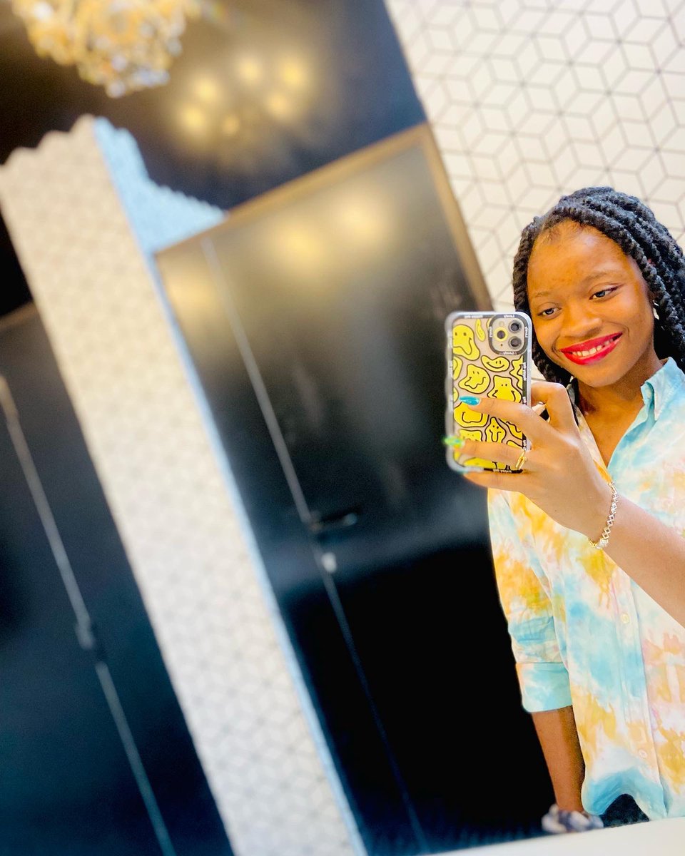 LorpuA's tweet photo. Sometimes, I look at my reflection in the mirror and be like: ‘Damn, I'm awesome!💕🔥

#blackgirl 
#BlackGirlMagic 
#mirrorselfie 
#mirrormirror 
#beautifulgirls https://t.co/XKMzsCdn6D
