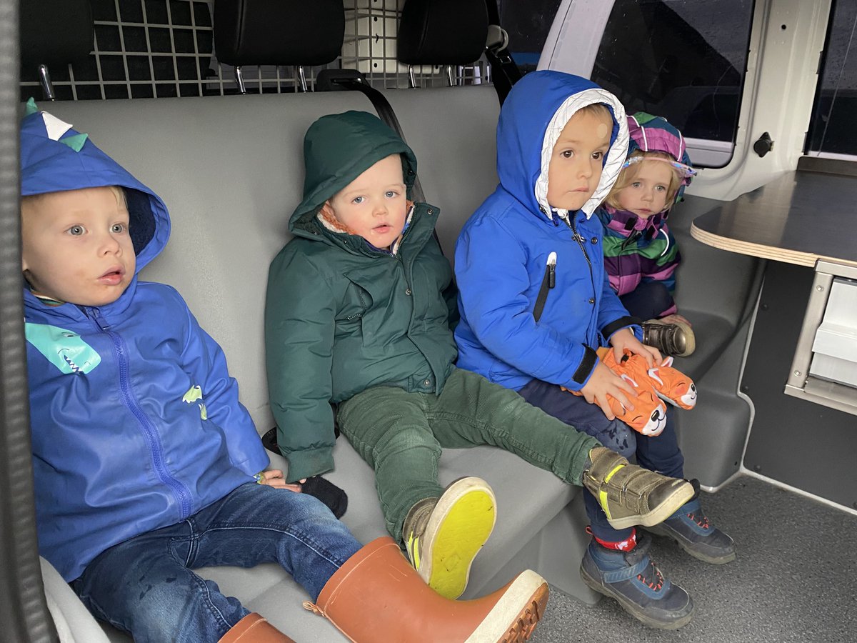 Kleuters in de ban van de politie 👮‍♀️👮
De jongste leerlingen van de school #delevensboomwevelgem kwamen vandaag bij ons op bezoek.
Hun klas was al helemaal omgetoverd in een politiekantoor met gevangenis, walkie talkies en handboeien.