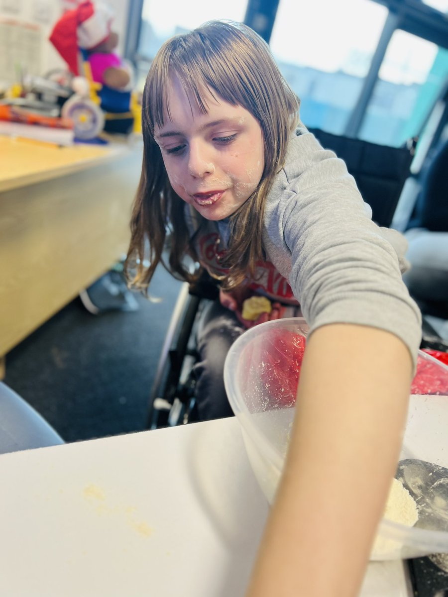 MRSTMXN's tweet photo. We’ve been baking gingerbread 🧑🍳…. Who ended up the messiest…… 🙋🏻♀️🤣 @CarrongrangeSch #ASN #sensorycooking #christmasinschool https://t.co/OmYxev19Le