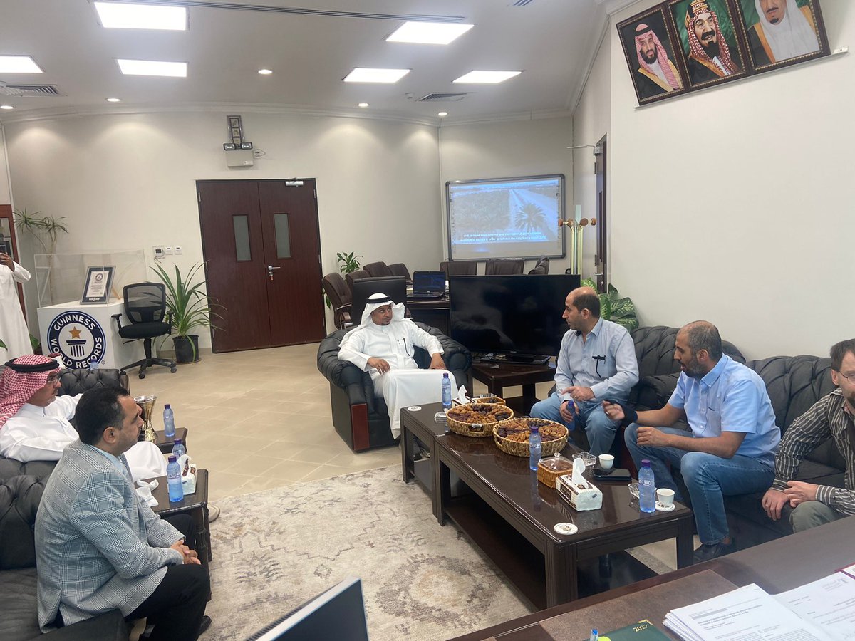 DatePalmcenter's tweet photo. استقبل مركز النخيل والتمور بالأحساء فريق بحثي آخر من كاوست لدراسة تأصيلية للقيمة الغذائية للتمور في المملكة على مراحل النضج المختلفة وتأثير التربة والري على المنتج النهائي ، وذلك باستخدام تقنيات الذكاء الاصطناعي https://t.co/fKspYOtfZG
