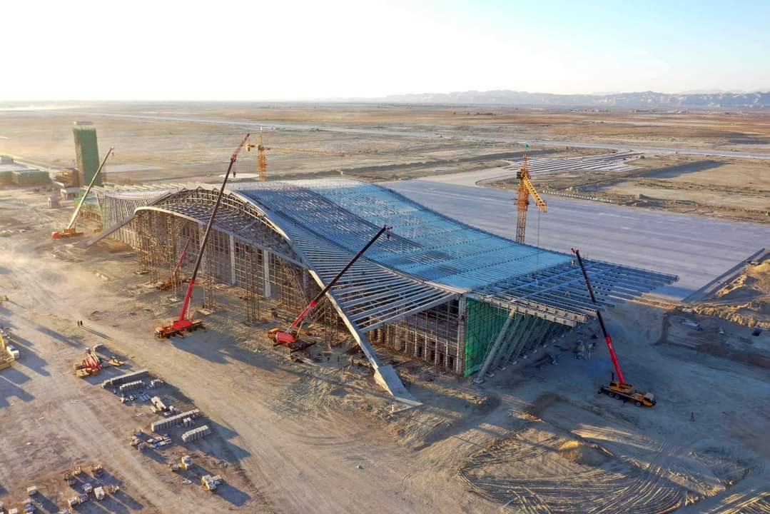 PR_COPHC's tweet photo. Progress update on $230 million mega-project Gwadar International Airport: construction of the main terminal, 4600 tons of steel structure is completed. The construction of the metal welded roof and interior, and the installation of electromechanical equipment are underway.🇨🇳🇵🇰 https://t.co/ReCV2x8Gc0