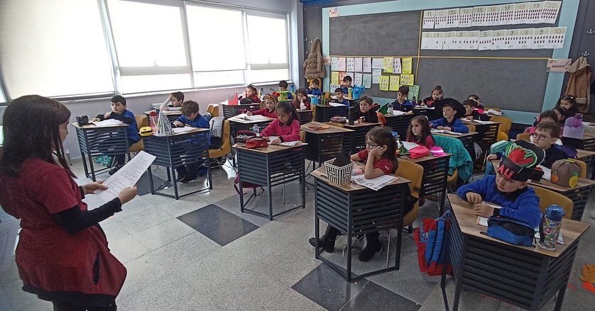 #AnkaraÇözümKoleji İlkokul Yazarlık Atölyesi Kulübü öğrencilerimiz 15 Aralık #DünyaÇocukKitapları haftası kapsamında küçük birer yazar oldu. 

Birbirinden güzel konularda hikayeler yazan öğrencilerimiz yazmış oldukları özgün hikayeleri sınıfta arkadaşlarına okudu.