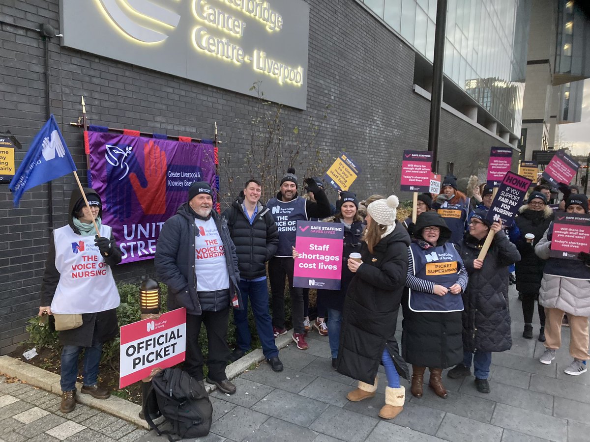 deanmcshane123's tweet photo. Honk if you support Nurses ✊🏼 Day 2 of Strikes https://t.co/gN1hExEFmw