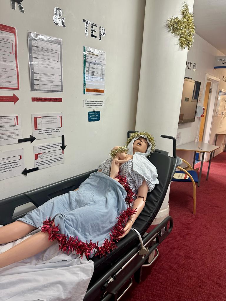 NGHSim_Resus's tweet photo. This years' Resus & Sim nativity features delayed cord clamping and skin to skin #nativity #resus #simulation #Simmom #maternity @LoBrennan95 https://t.co/8hWVxyQoGJ
