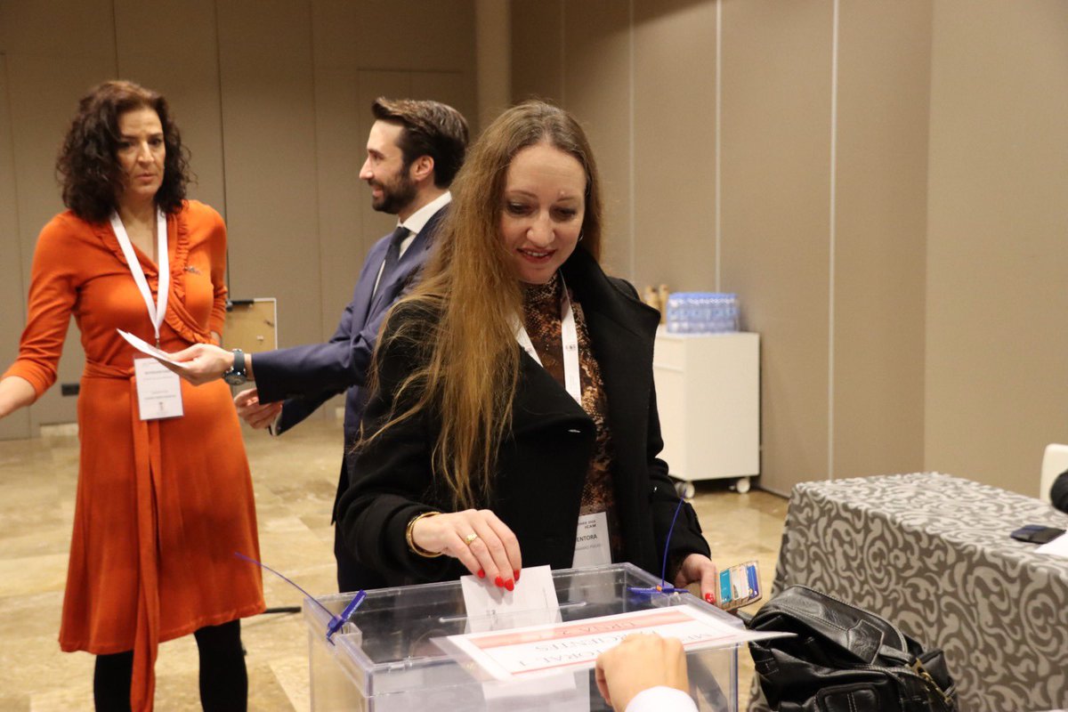 icam_es's tweet photo. A las 9:10 la candidata @AngelesChinarro (@RecAbogacia) vota en las #EleccionesICAM https://t.co/DOdJB4mcp1
