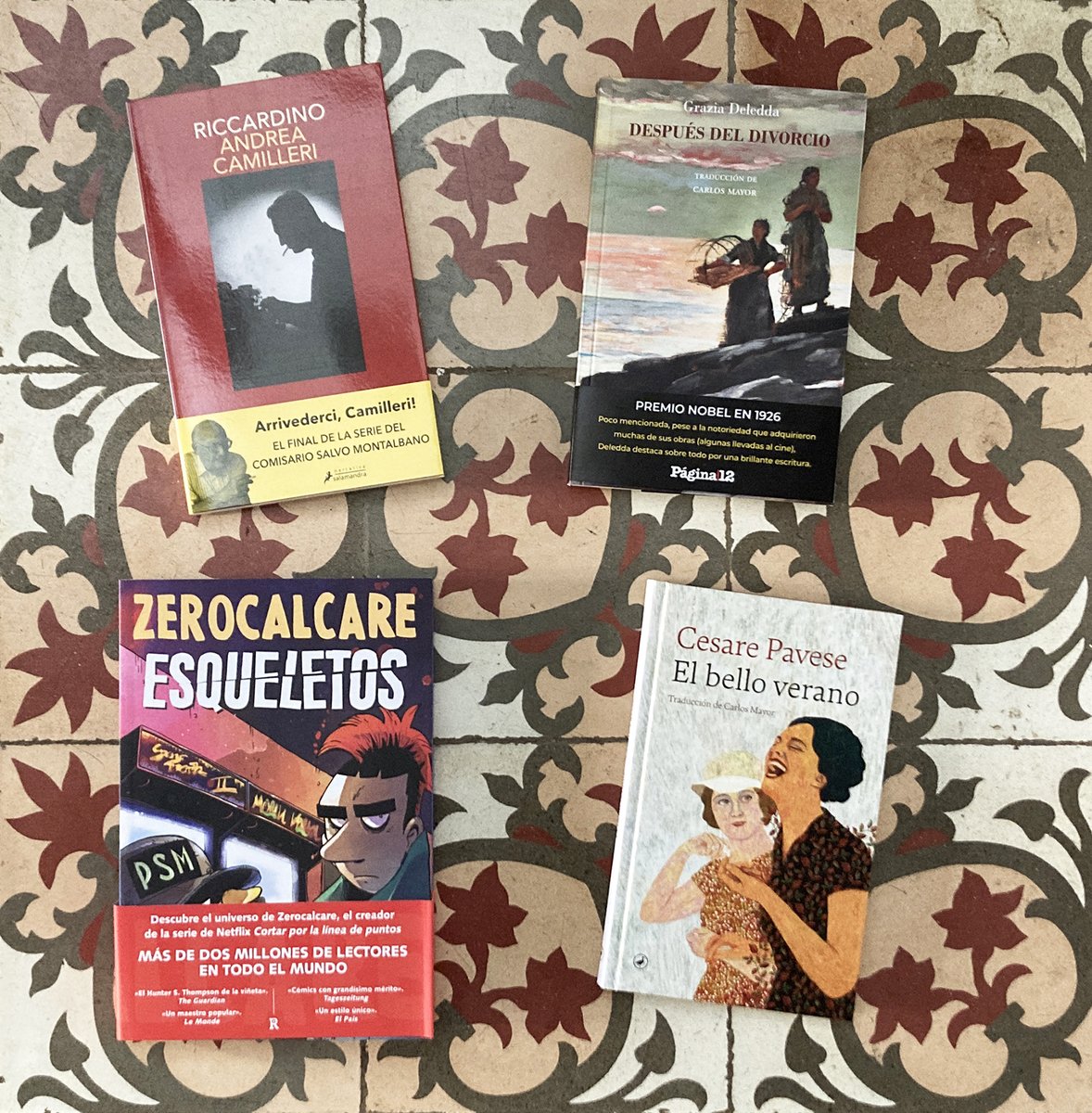 CarlosMayor's tweet photo. 📚Hola. Mis traducciones del segundo semestre del 2022.
Libros estupendos de #CesarePavese, #AndreaCamilleri, #Zerocalcare, #TomGauld, #GraziaDeledda, #NickDrnaso, #CatherineMeurisse, #RobertCoover, #ArtSpiegelman... Autores sabrosones, libros sabrosones.🐜👨🏭🕺 #traducidopor https://t.co/77bRBysAxT