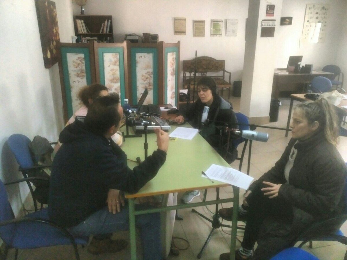 Cabilo_Radio's tweet photo. 🎙️ En aquest programa de #ElTurrumpero parlem de festa, tradició i poble amb els majorals d'enguany. I comentem la novel·la de @lluis_llach   
📚#Memoriadunsullspintats una història d'amor i d'amistat situada a la #Barceloneta de 1920 
 #Llegir #Sella
https://t.co/lZ7iD8xJ51 https://t.co/mAUmz30fsl