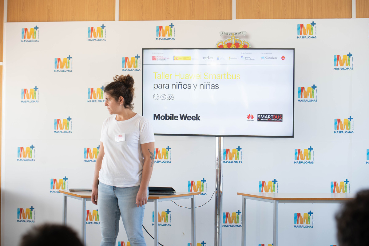 HuaweiSpain's tweet image. La semana pasada tuvimos el placer de estar presentes en la @mWeek_MWC, organizada por @MWCapital, donde participamos con nuestros talleres #SmartBus para niños y niñas 👱‍♀️ 👱, reiterando nuestro compromiso con la formación digital desde las edades más tempranas #TechForAll 👏