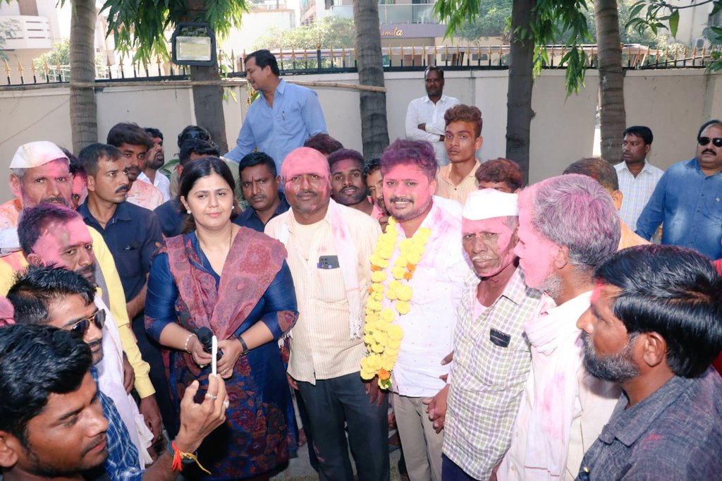 Pankajamunde's tweet photo. परळी आणि बीड जिल्ह्यात आमचीच सरशी !!

बीड जिल्ह्यातील सुजान नागरिकांनी पुन्हा एकदा आमच्यावर विश्वास ठेवून ग्रामपंचायत निवडणुकीत सर्वात जास्त भाजप पुरस्कृत उमेदवारांना विजयी केल्याबद्दल सर्वांचे आभार!!
(१/२)
@BJP4Maharashtra @BJP4India 
#ग्रामपंचायत #बीजेपी #BJP https://t.co/WW49yfv3h8