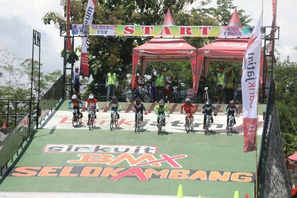 thoriqul_haq's tweet photo. Tahun ini, ada banyak event olah raga yg baru di mulai di Lumajang, TOUR SEMERU, MARATHON, BMX CROSS, RENANG, SEPATU RODA. Tentu, banyak evaluasi yg harus disempurnakan. Iya, Lumajang harus berani memulai memiliki event olah raga yg kualifikasinya berstandart SPORT TOURISM https://t.co/cYzIo3amtl