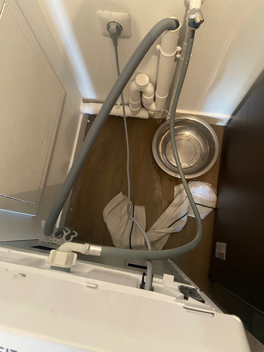 becoumbee's tweet photo. @Darty_SAV  l installation chez Darty effectué dimanche par un installateur pressé d’aller regarder le match de finale de la CDM ..😡  il ya une fuite des le lendemain  car monsieur n avait pas de pince pour serrer le raccordement …🤦🏾‍♀️ https://t.co/o7O2eTnF1w