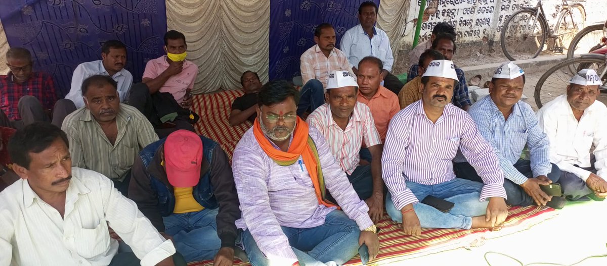 LaxmipandaKld's tweet photo. 36days long protest by the displaced shopkeepers union, Bhawanipatna in front of Bhawanipatna Municipality, Kalahandi Dist. @KldUlb_Bhpatna @KldSC_BhPatna @DmKalahandi Kindly resolve the issue @pradiptanaikbjp @SujeetKOfficial @basantpandabjp @MoSarkar5T @SecyChief @CMO_Odisha https://t.co/X1UcDYtje8