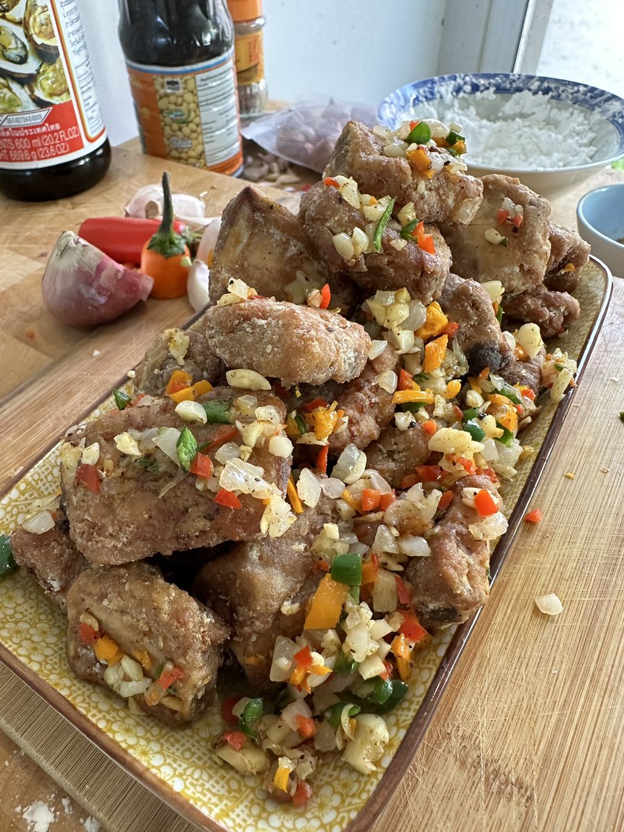 WallyCooks's tweet photo. Give a man salt and pepper and he’ll make salt and pepper pork spare ribs 🐖 #saltpepperspareribs #chinesefastfood https://t.co/Y7eWVE3FlN