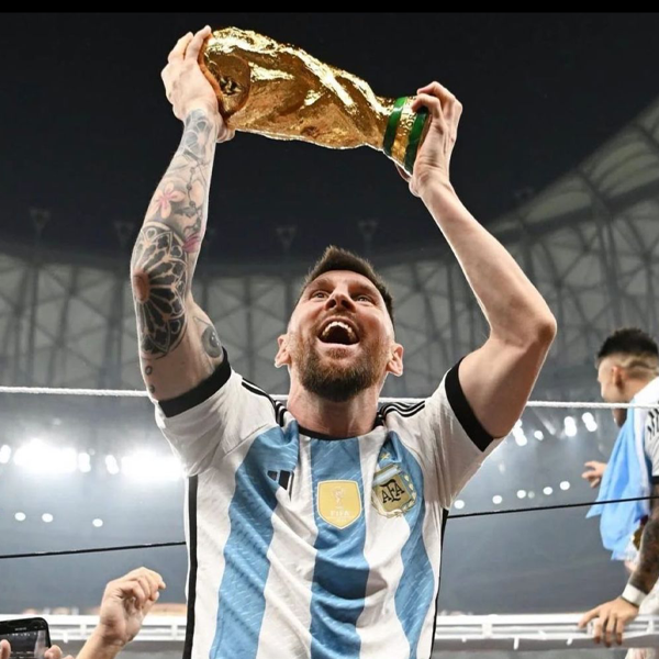 Ultra_Medya's tweet photo. 🐐Messi'nin Dünya Kupası’yla yaptığı Instagram paylaşımı, Ronaldo'nun kendisi ve Messi'nin satranç oynadığı paylaşımını geride bırakarak bir sporcunun en çok beğenilen paylaşımı oldu 📸

🤩Deneme bonusuyla kazanmak çok kolay!

#denemebonusu #messi #FIFAWorldCup https://t.co/DdAxMNBZQG