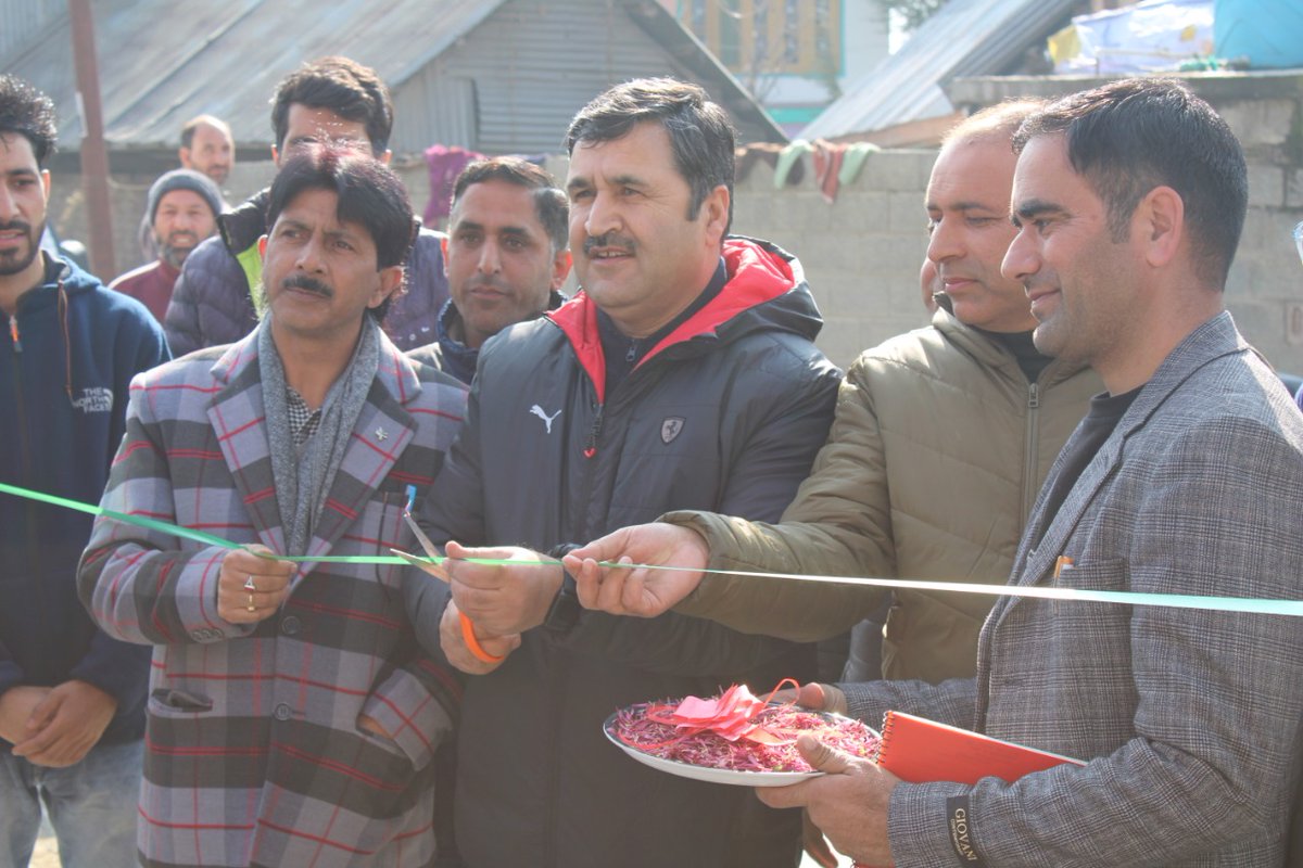 Dar_Nisar143's tweet photo. @OfficeOfLGJandK @MDJKSRLM @indukanwal @FJkrlm @diprjk @AgricultureKmr @HortiKashmir 🌷Never dream about success, work for it...🌷
Inaugural of Umeed Community Bazaar-Dooru Anantnag. ..An initiative to empower rural women as entrepreneur.
Regards 
Project Executive 
MKSP-NRLM https://t.co/YeTtg1bXhg