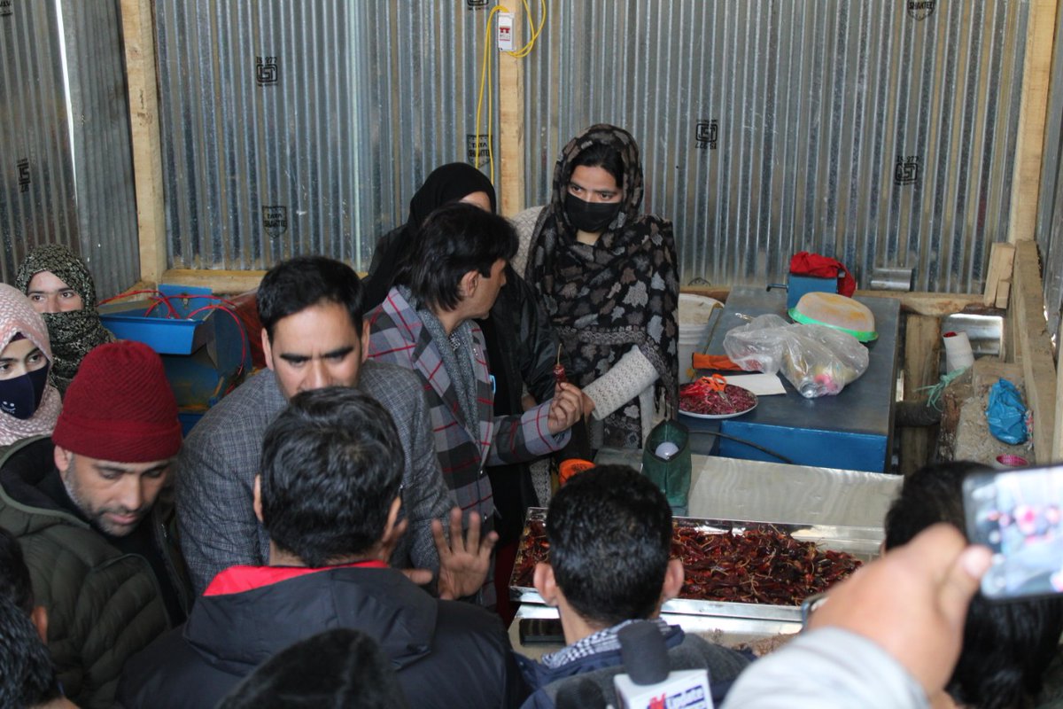 Dar_Nisar143's tweet photo. @OfficeOfLGJandK @MDJKSRLM @indukanwal @FJkrlm @diprjk @AgricultureKmr @HortiKashmir 🌷Never dream about success, work for it...🌷
Inaugural of Umeed Community Bazaar-Dooru Anantnag. ..An initiative to empower rural women as entrepreneur.
Regards 
Project Executive 
MKSP-NRLM https://t.co/YeTtg1bXhg
