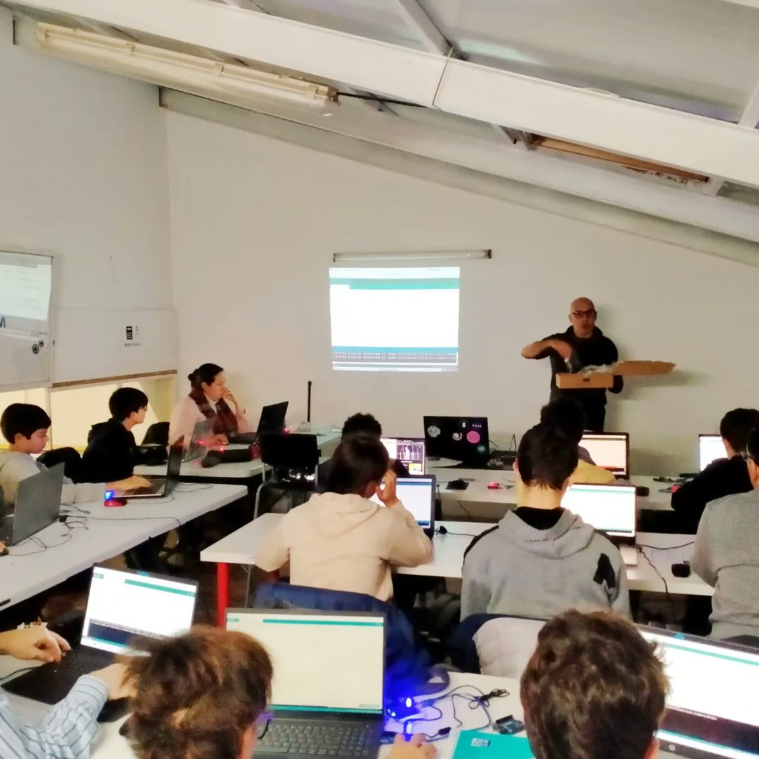Un finde más de #talleres #arduino con nuestro equipo juvenil <a href="/CanSatSP/">CanSat España</a> y otras jóvenes promesas. 

En breve anunciaremos apertura de grupo de #robotica , así que atentos a nuestras redes 😊