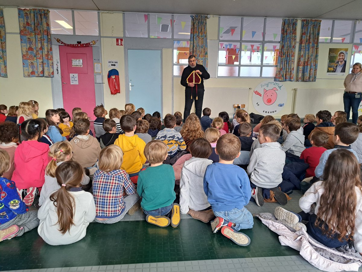 ecolelapro80's tweet photo. Célébration de Saint Nicolas en maternelle : tout une histoire ! https://t.co/t5ainDdAhE