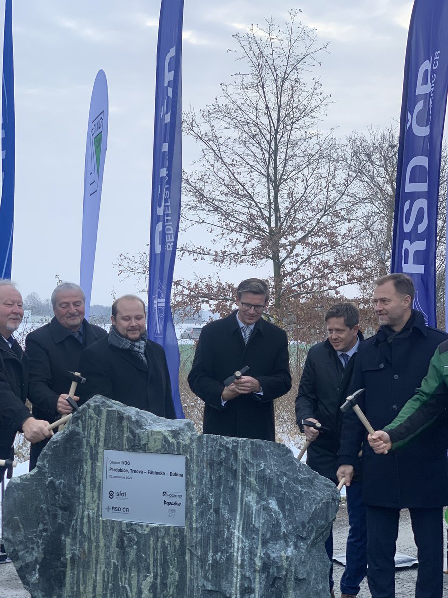 VilemBranda's tweet photo. Začala stavba severovýchodního obchvatu @Pardubice.4km dlouhá silnice za 1,4miliardy má propojit Trnovou,Cihelnu a Dubinu.Zároveň odvede část tranzitu mimo centrum města,kterým teď projíždí až 20 tisíc aut denně. Půjde o nejv.zakázku @RSD_oficialni stavěnou v režimu Design&amp;Build. https://t.co/QeDGlh0Vne
