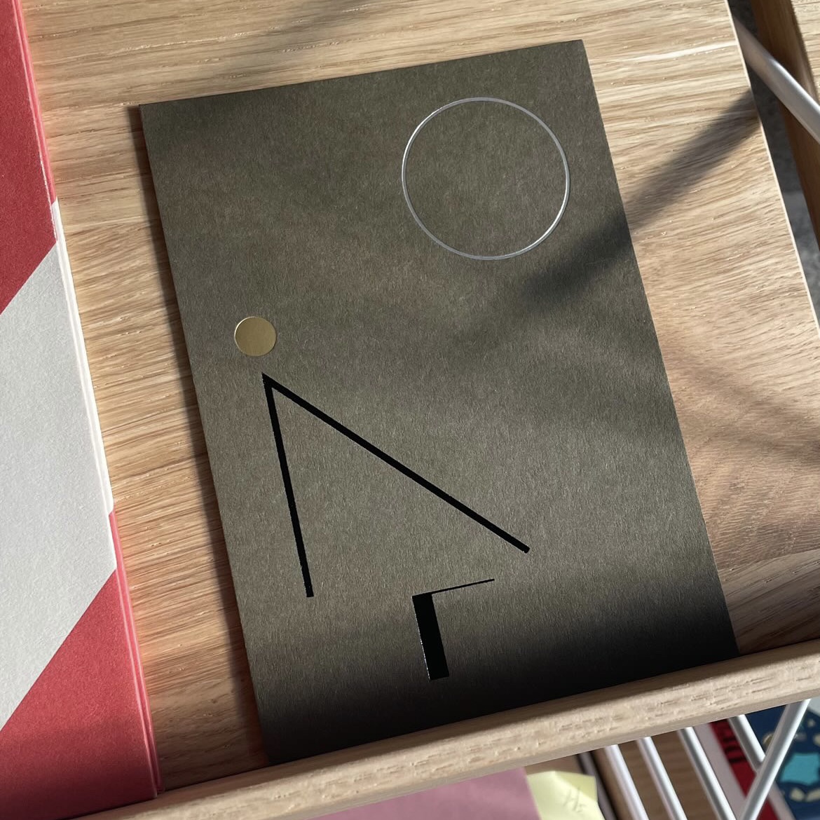 GFSmithpapers's tweet photo. 2 - @colorplanpapers Stone greetings card, designed by Megan Rigby and printed by @BaddeleyBros
3 - #ExtractPapers Khaki greetings card, designed by DutchScot for Noto Architects https://t.co/uH8adwJv5Z