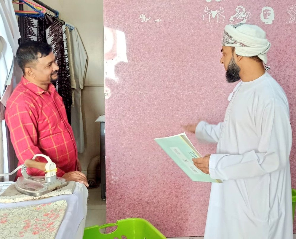 DK_Municipality's tweet photo. في إطار الجهود المبذولة لنشر الوعي بأهمية تطبيق الاشتراطات الصحية المتعلقة بمحالّ بيع اللحوم والدواجن والأسماك والمنشآت ذات الصلة بالصحة العامة فقد نظمت التوعية بـ #بلدية_الداخلية في #أدم زيارات ميدانية بهدف الإلتقاء بالعاملين بتلك المنشآت للتعريف باللوائح والاشتراطات المنظمة لها https://t.co/TIBadXGNq5