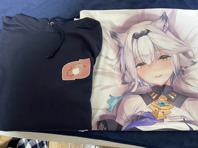 パーカーと抱き枕カバー届いた!パーカーの野ねずみさんとエマちゃんめっちゃかわいい…!抱き枕カバーは初めて買ったけど、言ってた通り凄いねこれ…!肌触りもすごく良いしエマちゃんもすごくて「あらあらあら」とかずっと言ってたw改めて素敵なグッズありがと〜!#シュエっとね#栢森エマ1周年 