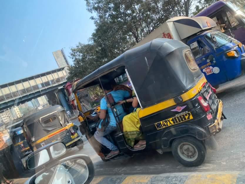 amalsuresh607's tweet photo. What is the use of traffic signal when police don't take any action against this auto risha which are going from wrong side with 4 passenger's. Kandivali bridge towards Lokhandwala @MumbaiPolice @MTPHereToHelp @MumbaiRTO @mieknathshinde https://t.co/1DfYVu2Luk