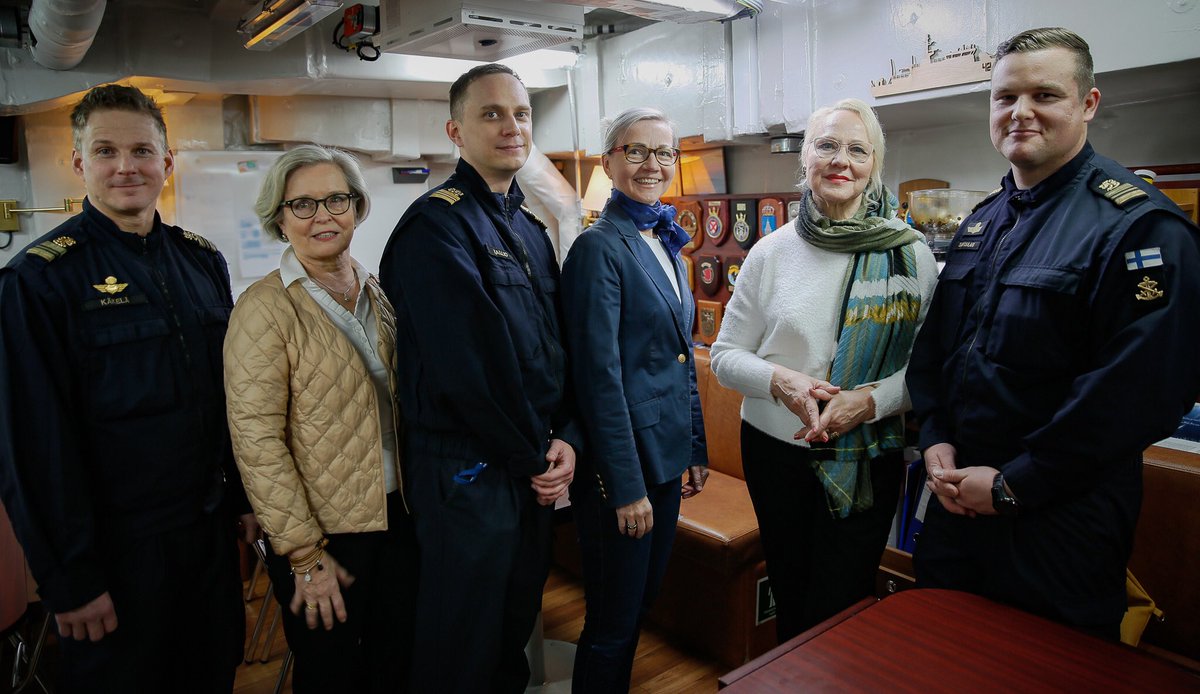 Katanpää-luokan miinantorjunta-alusten kummit tapasivat eilen ensimmäistä kertaa kaikki yhdessä merellä. Laivueen johto ja alusten päälliköt toivottivat vieraat tervetulleiksi mukaan merimatkalle MHC Vahterpäällä. #4Miinantorjuntalaivue #kummit