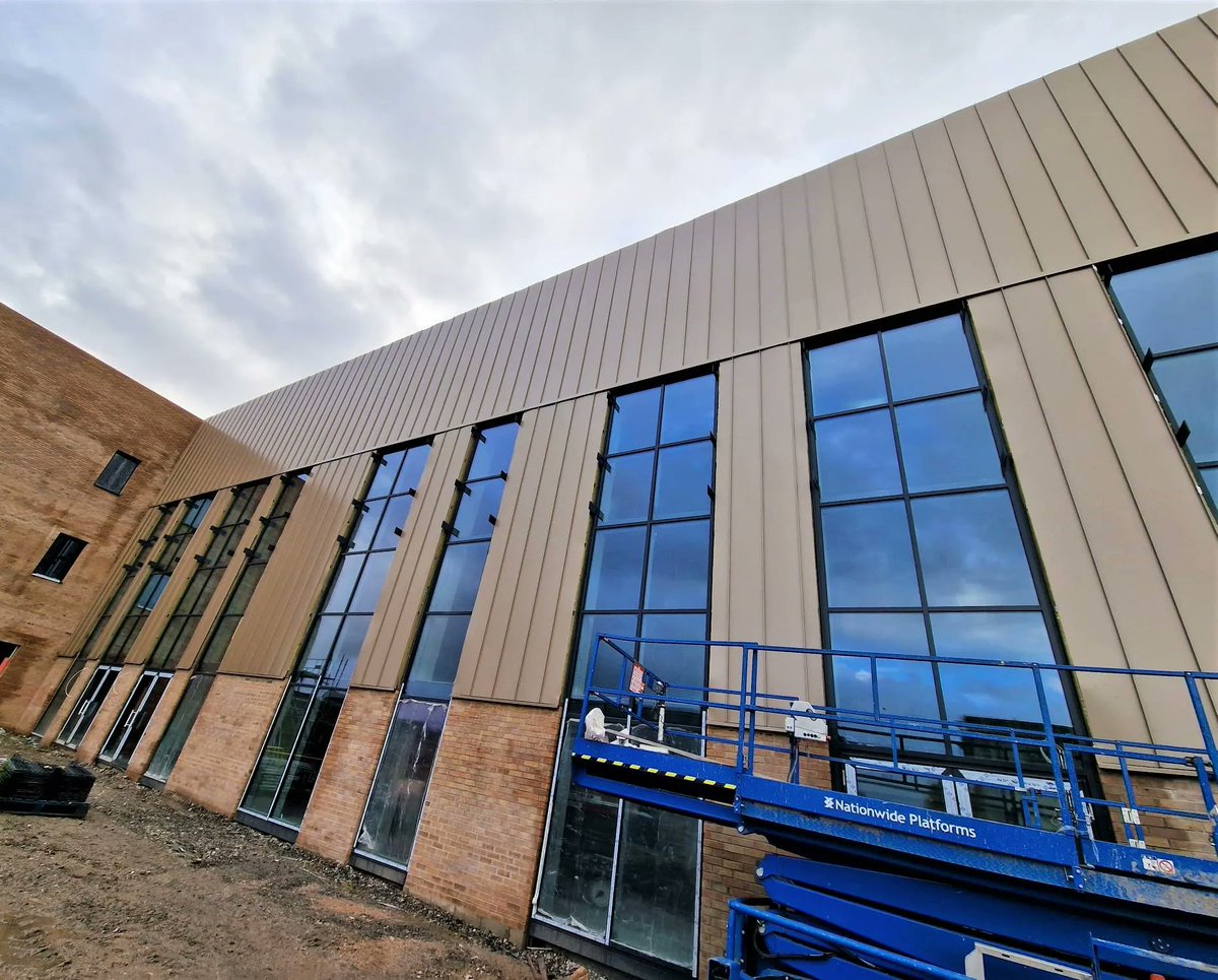 LongworthFacade's tweet image. A great shot of our ongoing Euroclad Vieo cladding at Tarleton Academy in Preston.

On this scheme we are working for Willmott Dixon Construction and the Euroclad is a Prisma Ephyra finish

#tarletonacademy #preston #cladding #construcltionuk #facade #euroclad #vieo