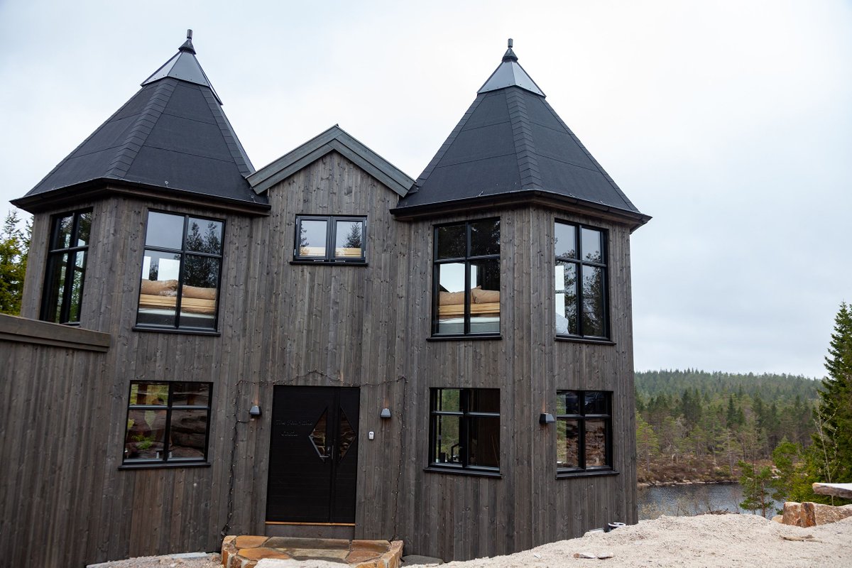 GeberitGroup's tweet photo. In den Wäldern am Südzipfel Norwegens steht ein kleines Märchenschloss aus Holz. Das kann man mieten, um Ferien zu machen – und ein #Dusch-WC von Geberit auszuprobieren. #AquaClean https://t.co/pcOb5apJyO https://t.co/HR9KHQCBe1