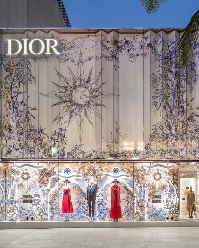 Beverly Hills is getting a taste of a white winter with the magical ...