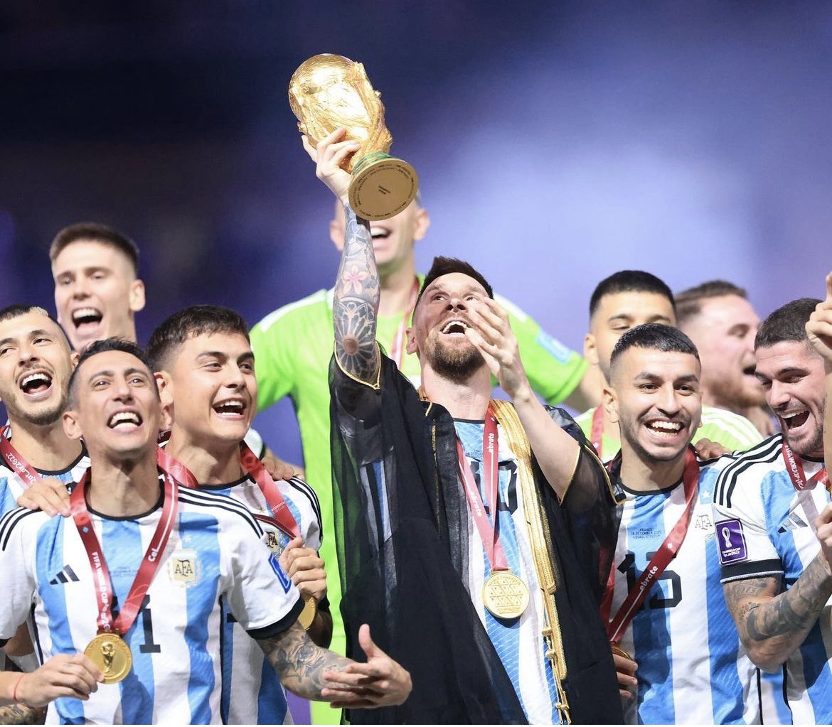 Qatari's tweet photo. The Argentine fans respond in their own way...to those who object to Messi wearing the BISHT https://t.co/CvXuzDfPfD